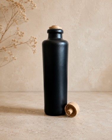 Petite bouteille en grès noir 200 ml bec verseur en bois