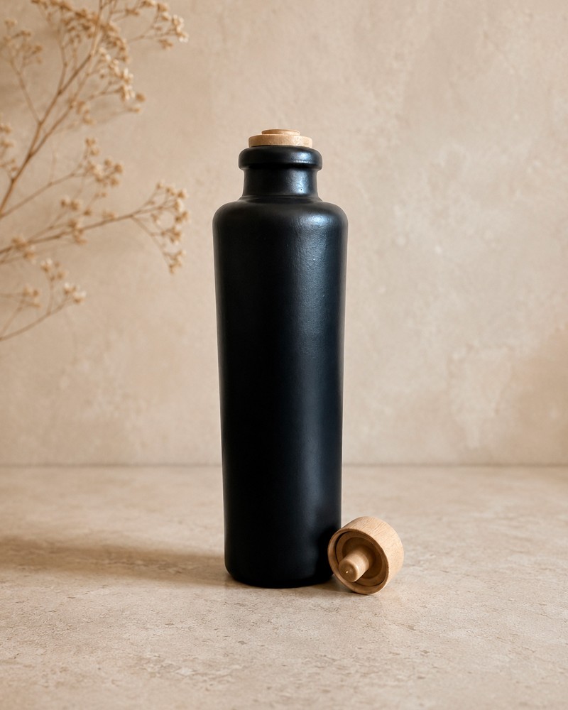 Petite bouteille en grès noir 200 ml bec verseur en bois
