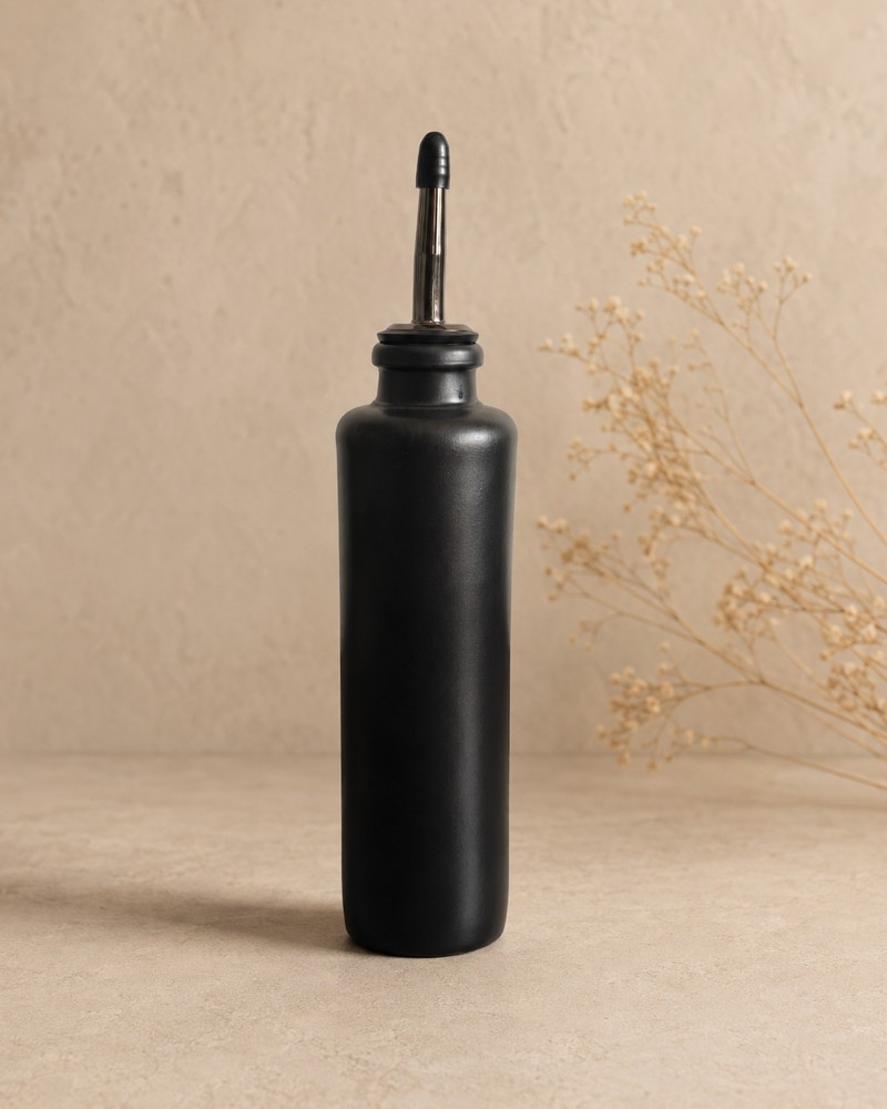 Petite bouteille en grès noir 200 ml bec verseur chrome
