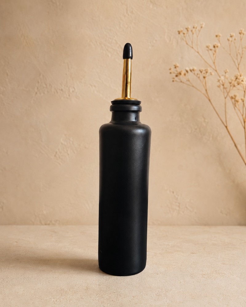 Petite bouteille en grès noir 200 ml élégante bec verseur doré