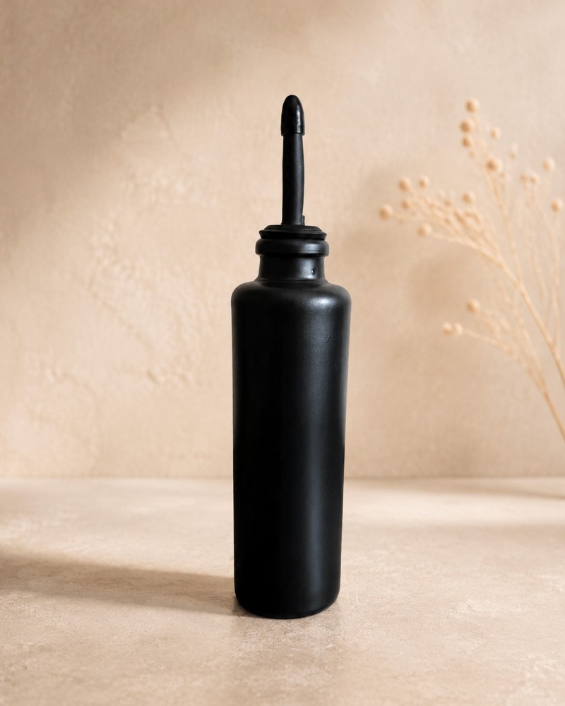 Petite bouteille en grès noir 200 ml bec verseur noir avec bouchon